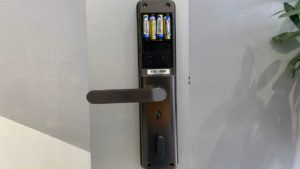 2 Cách Mở Khóa Cửa Vân Tay Hết Pin Và Những Lưu Ý Quan Trọng 10 khoá cửa vân tay hết pin